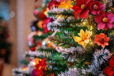 Árbol de Navidad brillante y alegre