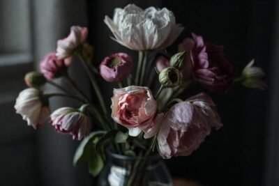 Flores marchitas evocan tristeza y decadencia