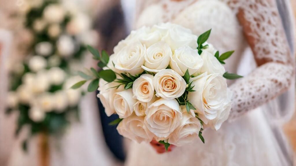 Un ramo de rosas blancas elegante