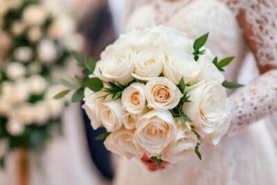 Un ramo de rosas blancas elegante