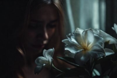 La flor blanca evoca melancolía y dolor