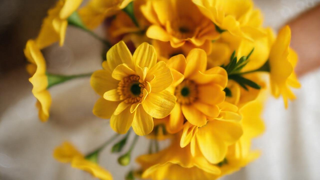 Un ramo de flores amarillas, elegante y romántico