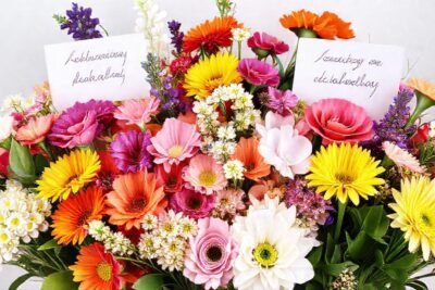 Flores vibrantes celebran un cumpleaños feliz