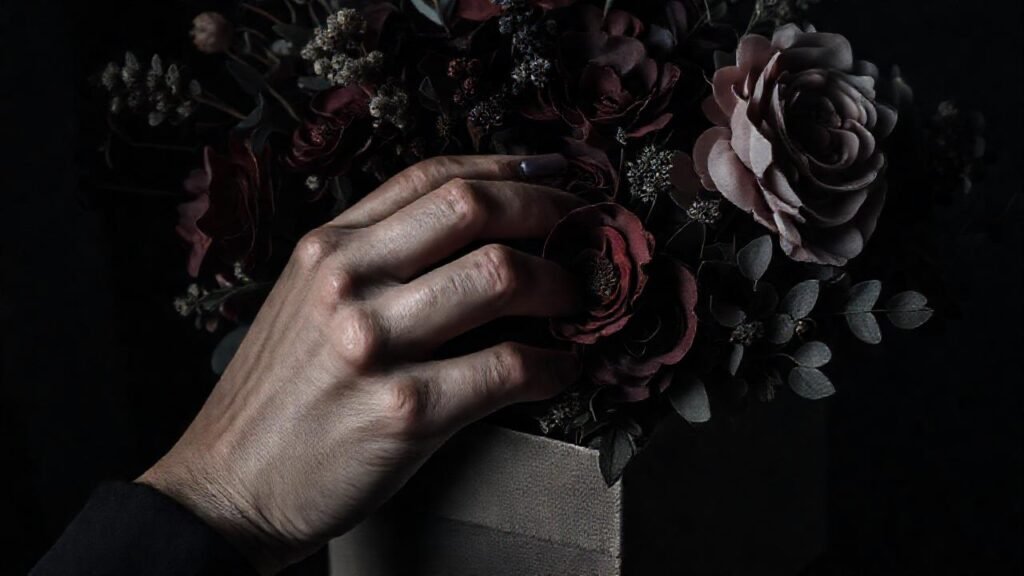 Un arreglo floral elegante y misterioso