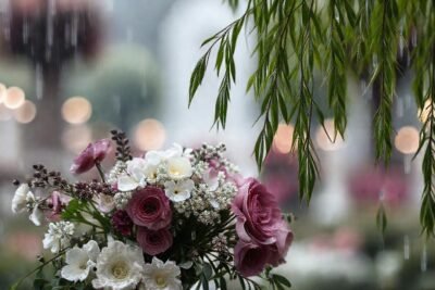 Un arreglo floral triste en la lluvia