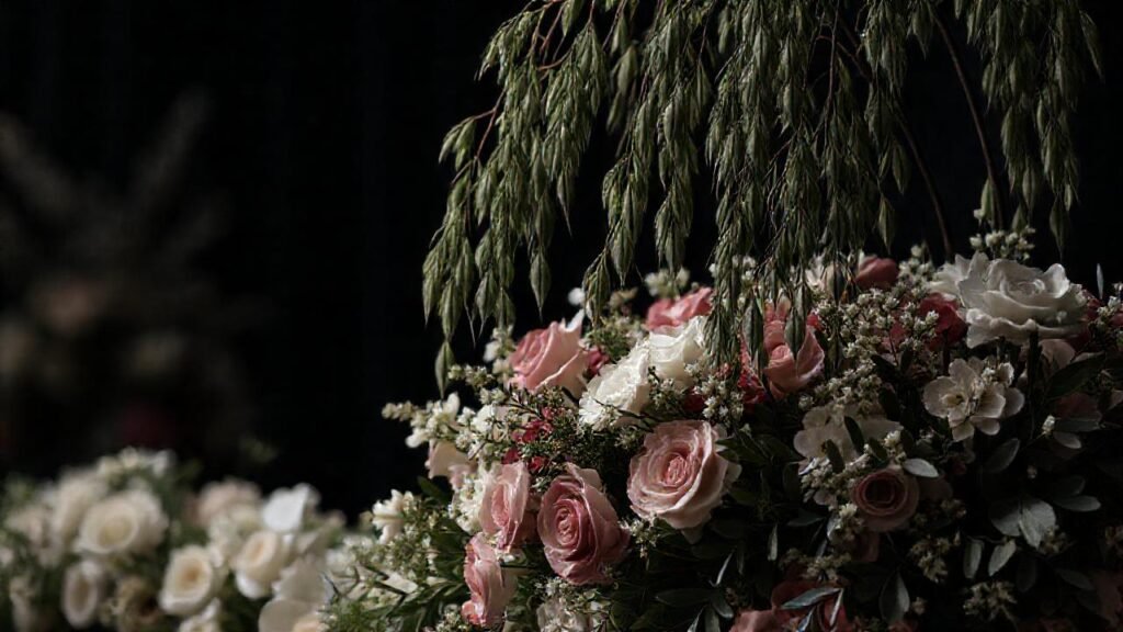 Un funeral melancólico con flores elegantes