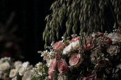 Un funeral melancólico con flores elegantes