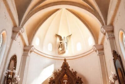 Lirios blancos simbolizan serenidad cristiana en arte