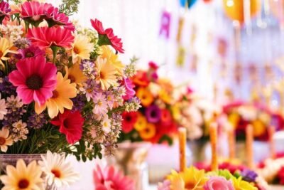 Fiesta de cumpleaños: flores vibrantes y alegría