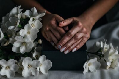 Elegancia triste en tenue luz